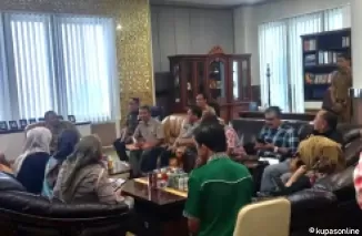 Pjs Bupati Solok (kiri) menggelar Jumpa Pers dengan awak media