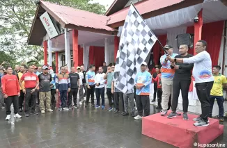 Plt Gubernur Sumbar Lepaskan Ribuan Peserta Jalan Sehat di Mentawai, Semarakkan Olahraga Bersama