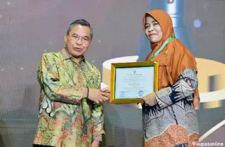 Kepsek SMPN 1 Payakumbuh Syafrida. S.Pd terima penghargaan fari Wakil Mentri  Lingkugan Hidup dan Kehutanan Alue Dohong, dalam rangkaian acara  dilaksankan di Gedung Manggala Wanabakti, Kementerian Lingkungan Hidup dan Kehutanan (KLHK)