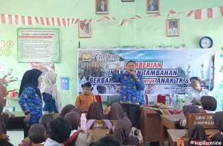 Plt. Kadis Pertanian Pangan dan Perikanan Kota Pariaman, Zainal saat memotivasi anak di SD Negeri 15 Ampalu Pariaman Utara terkait Gemar Makan Ikan.