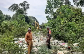 Satgas TMMD 122 Bersama Warga Melaksanakan Pembersihan Sampah