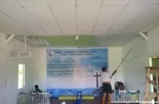 Satgas TMMD 122 Kodim 0914 Tana Tidung Mengecat Atap Dalam Gereja GPDI