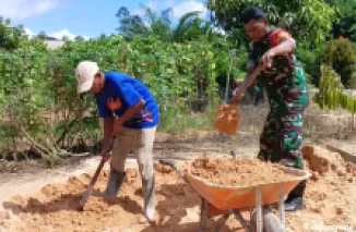 Satgas TMMD 122 Kodim 0914/TNT Bersinergi bersama Masyarakat Mengangkut Material