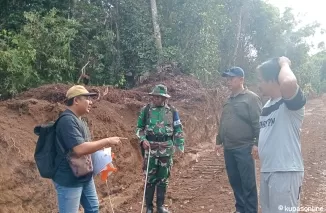 Satgas TMMD 122 Kodim 0914/TNT Dampingi Anggota PU  ke Tititk Sasaran Fisik Pembukaan Badan Jalan di Desa Sebidai