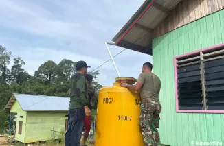 Satgas TMMD 122 Laksanakan  Pemasangan Pipa Air Pada Tandon Sumur Bor 3 Desa Mendupo