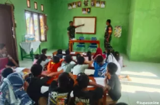 Satgas TMMD 122 Melaksanakan Pembelajaran Matematika Metode Gasing pada Anak-anak Desa Tana Merah