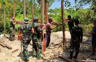 Satgas TMMD 122 Melaksanakan Pembuatan Rangka Tondon Penampungan Air Bersih  di Desa Buong Baru Kampung Kasai