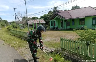 Satgas TMMD 122 Membersihkan Pekarangan Posramil-03 Sesayap Hilir