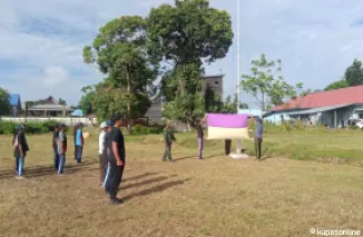 Satgas TMMD Melaksanakan Pelatihan Pengibaran Bendera kepada Siswa Siswi Desa Sebidai