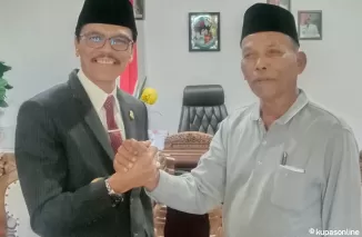 Calon bupati kabupaten Limapuluh Kota Safaruddin salam komando dengan Nasir, baru-baru ini.