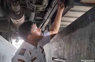 etugas Keur sedang melaksanakan tugas di UPTD Keur Kota Pariaman.