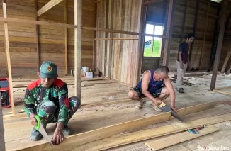 Tak Kenal Lelah Satgas TMMD 122 Terus Kebut Pengerjaan RTLH