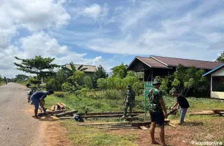 Terik Matahari Tak Surutkan Semngat Satgas TMMD 122 Kodim TNT Percepatan Pembangunan Gereja GPDI di Desa Sebidai