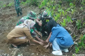 Upaya Nyata Pelestarian Alam Satgas TMMD 122 Tanam Pohon Dilokasi TMMD