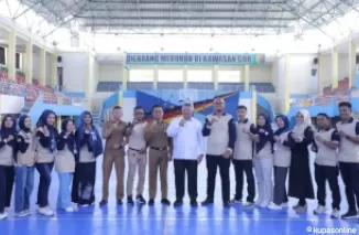 Wako Zul Elfian Umar (tengah baju putih) diacara Pentas Pesona Tahun 2024 di GOR Alimin Siapa Kota Solok.