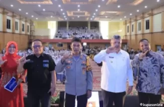 Wako Zul Elfian Umar (2 kanan baju putih) diacara Indonesia Makin Cakap Digital di Gedung Kubuang Tigo Baleh