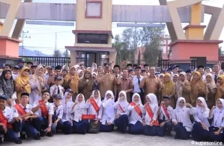 Wako Zul Elfian Umar (tengah) bersama majelis Guru dan siswa/siswi SMPN 1 Kota Solok