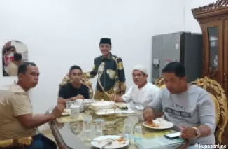 Roni Djunaidi (45) salah seorang warga kenagarian Mungka, kabupaten Limapuluh Kota bersama calon bupati Safaruddin kepada sejumlah wartawan di kediamannya, Selasa 29 Oktober 2024.