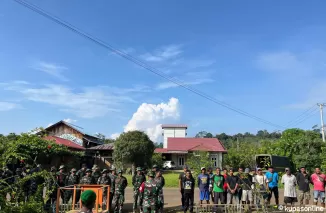 Warga Sebidai Pun Ikut Melaksanakan Apel Pagi Bersama Satgas TMMD 122