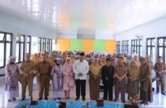 Wako Zul Elfian Umar (tengah baju putih) diacara pembukaan Bundo Kanduang Masuk Sekolah di SMPN 6 Kota Solok