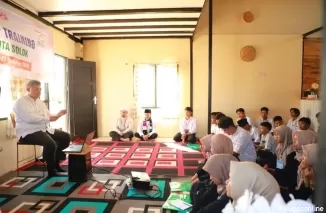 Wako Zul Elfian Umar (kiri) memberi motivasi dihadapan Remaja Masjid Kota Solok