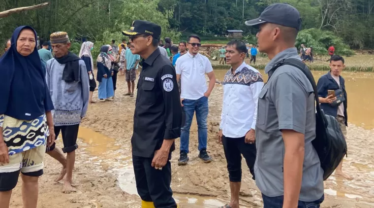 Bersama bupati Safaruddin bersama anggota DPRD Provinsi Sumatera Barat Nela Abdika Zamri ke lokasi bencana guna memastikan pelaksanaan evakuasi dan pembersihan material berjalan lancar, Minggu 24 November 2024.