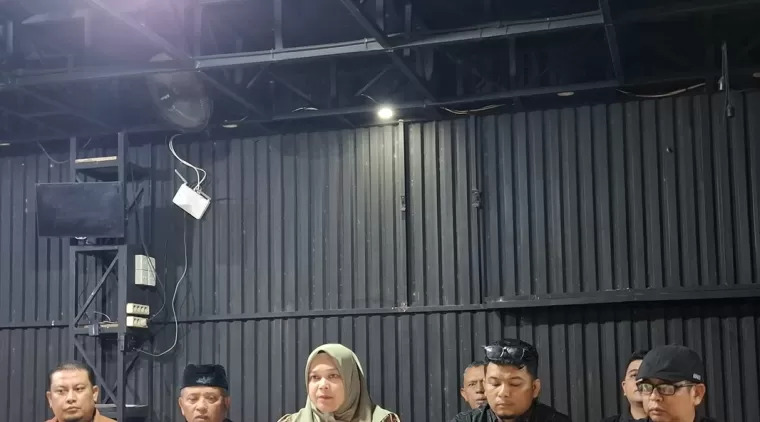 Tim hukum pasangan calon (paslon) walikota-wakil walikota Payakumbuh Supardi-Tri Venindra, Roby Yunianto Utama, SH, didampingi ketua koalisi pemenangan Wulan Denura, ketua parpol, PKS, PKB dan lainnya, ketika jumpa pers, di Agamjua Cafe, Rabu 27/11/24