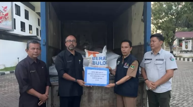 Pemprov Sumbar Kirim 2,8 Ton Beras untuk Bantu Warga Terdampak Banjir di Sumpur Kudus