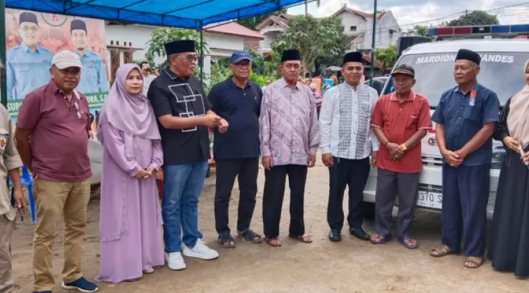 Supardi Serahkan 1 Unit Ambulan kepada Masyarakat Koto nan Ampek di kelurahan Bulakan Balai Kandi Koto nan Ampek, kecamatan Payakumbuh Barat, Selasa 19 November 2024.