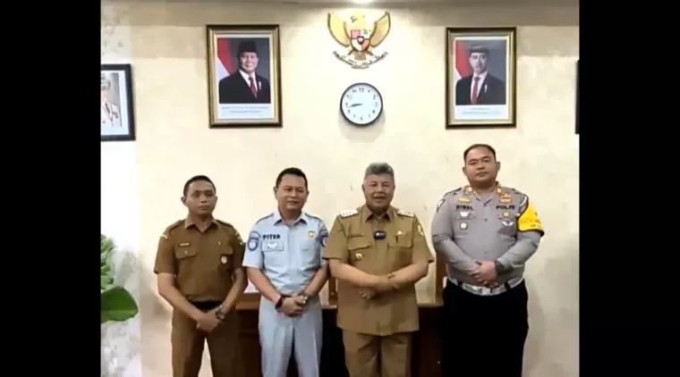 Wako Zul Elfian Umar (2 kanan) bersama Pejabat lainnya, mengimbau masyarakat Kota Solok taat membayar pajak ranmor.