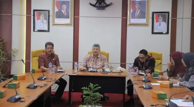 Wako Zul Elfian Umar (tengah) memimpin Rapat persiapan peresmian RSUD Serambi Madinah Kota Solok.