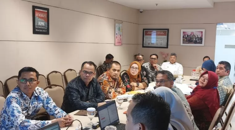 Wako Solok Zul Elfian Umar (baju putih pojok kanan) dan Pejabat Pemko Solok lainnya, saat mengikuti monitoring dan evaluasi MCP di Gedung KPK RI