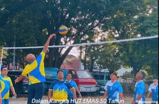 Dirut Perumda Air Minum Padang Lakukan Service Pertama di Laga Voli Perayaan HUT Ke-50