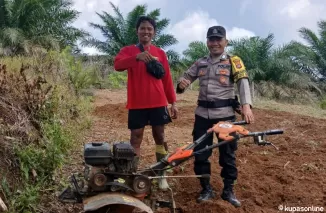 Anggota Bhabinkamtibmas Koto Gadang Saparudin bersama anggota Keltan Milenial Wawan