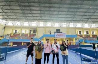 Kadispora Kota Solok, Nurzal Gustim (2 kanan) dan atlet lainnya, diacara Fun Badminton di GOR Alimin Sinapa.