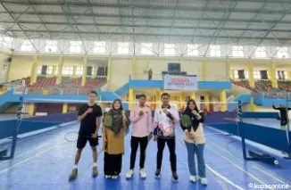 Kadispora Kota Solok, Nurzal Gustim (2 kanan) dan atlet lainnya, diacara Fun Badminton di GOR Alimin Sinapa.