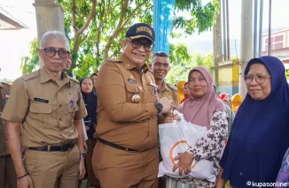 Pemko Padang Berikan Bantuan Beras dan Dorong Konsumsi Telur untuk Keluarga Rentan Pangan di Bungus Timur