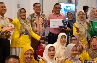 Salah Satu Guru Dari Pessel Menerima Penghargaan Dewi Sartika Award