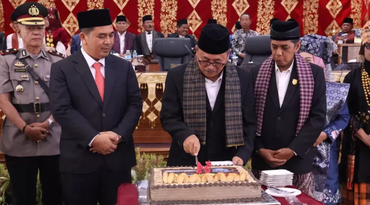 Bertempat di ruang sidang DPRD kota Payakumbuh, Selasa 17 Desember 2024, Pj. Walikota Payakumbuh Suprayitno potong kue HUT ke-54 kota Payakumbuh disaksikan ketua DPRD Wirman Putra.