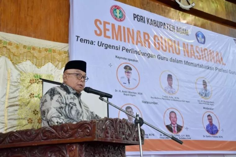 Bupati Agam melalui Sekdakab Agam, Edi Busti membuka Seminar Guru Nasional PGRI Agam