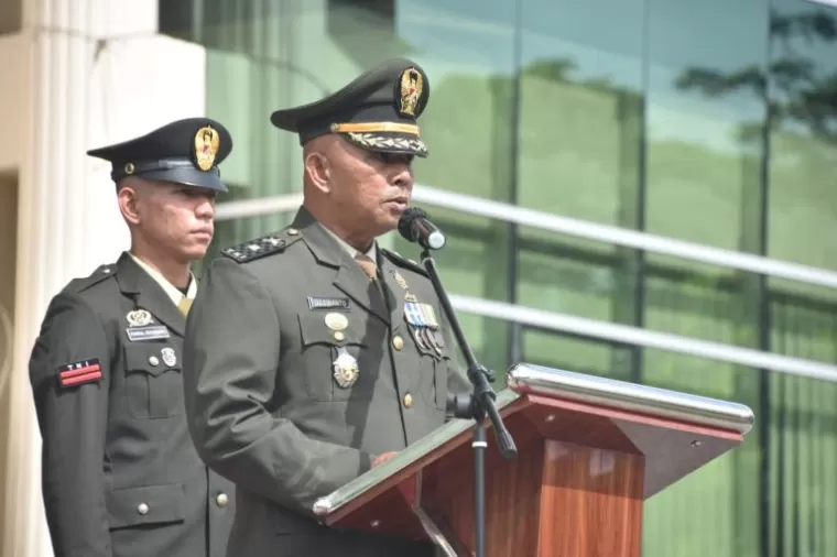 Asisten I Setda Agam, Rahman mewakili Bupati Agam menghadiri upacara peringatan Hari Ulang Tahun Tentara Nasional Indonesia (HUT TNI) ke-79