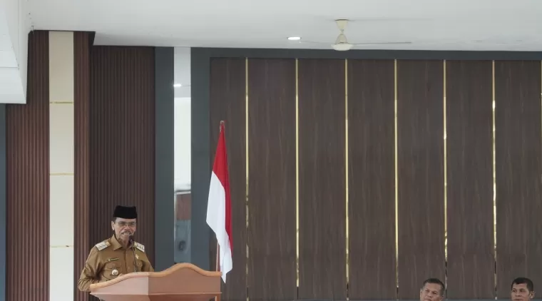 Bupati Safaruddin saat membuka rapat Pelaksanaan Laporan Akhir Kegiatan GTRA kabupaten Limapuluh Kota, di aula kantor bupati, Sarilamak, Selasa, 3 Desember 2024.