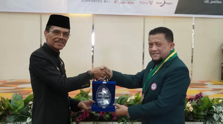 Bupati kabupaten Limapuluh Kota Safaruddin Dt. Bandaro Rajo ucapkan selamat kepada ketua IDI Paliko periode 2024-2027 yang dikomandoi dr.Efriza Naldi, Minggu 8 Desember 2024.