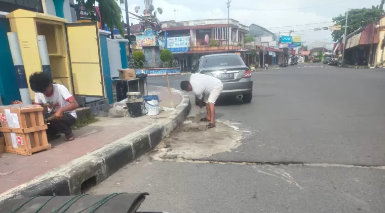 Saat petugas teknik sedang memasang mesin baru APILL di Simpang Tabuik Kota Pariaman baru-baru ini.