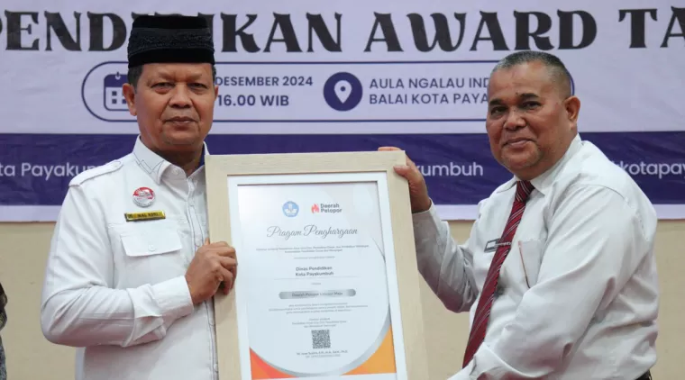 Kadis Pendidikan Payakumbuh Dasril dan Plt Ass II Wal Asri saat membuka Talkshow usai menerima Award tahun 2024 di aula Ngalau Lantai 3 Balai kota Payakumbuh, Rabu 11 Desember 2024.