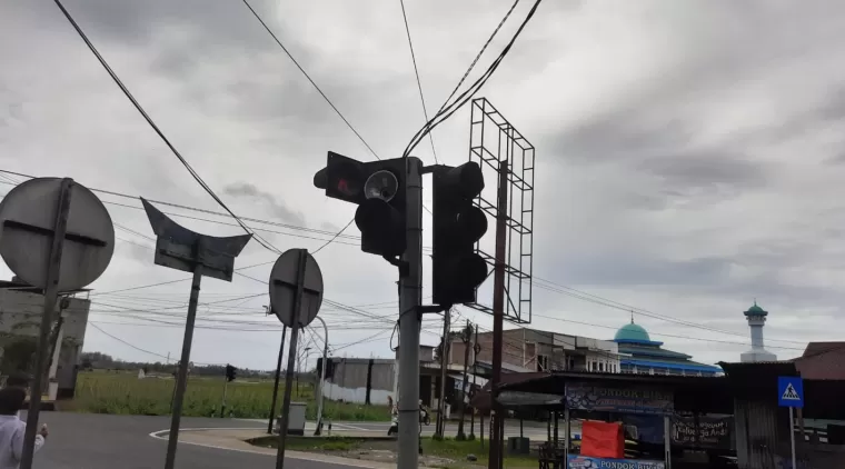 Traffic Ligjt Tua di Simpang Jati Pariaman salah satu ruas jalan nasional yang ada di Kota Pariaman.(Trisnaldi).