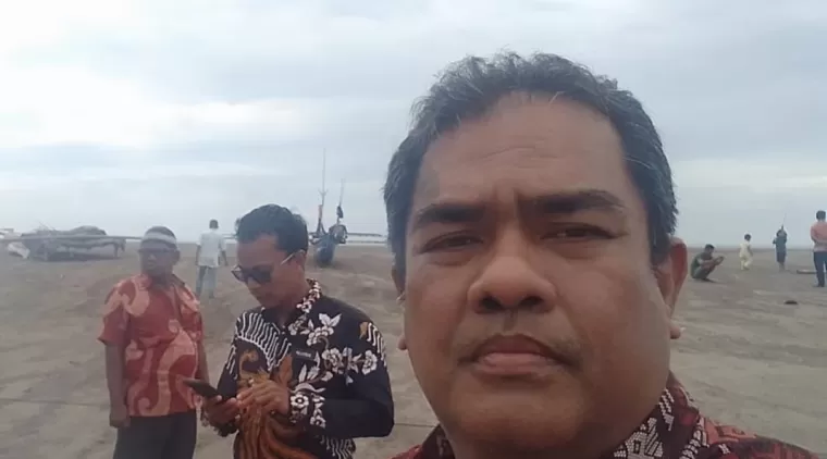 Dermaga Apung Pulau Angso Duo Kota Pariaman yang hanyut dan terdampar di Pantai Ulakan Padang Pariaman