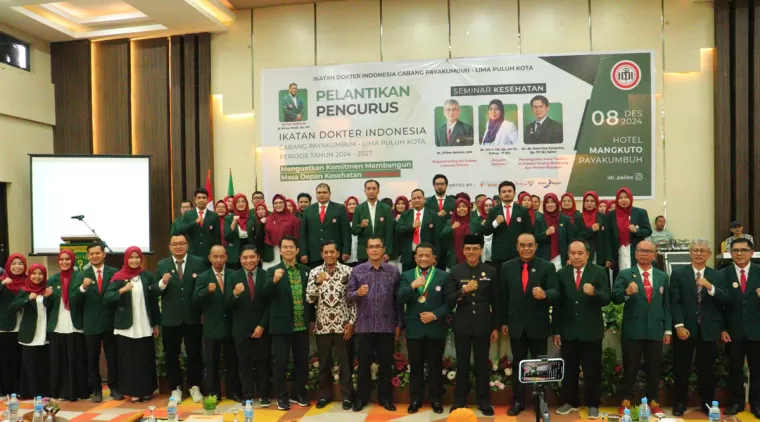 Foto bersama usai acara pelantikan pengurus IDI cabang Payakumbuh-Limapuluh Kota periode 2024--2027 di Ballroom Hotel Mangkuto, Minggu 8 Desember 2024.