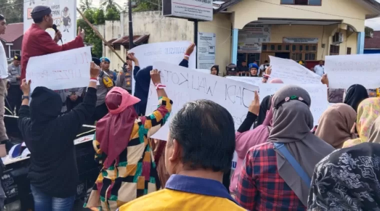 Dugaan Money Politik Pilkada Payakumbuh Berbuntut Panjang, Puluhan Warga Demo ke Bawaslu, Rabu 4 Desember 2024.