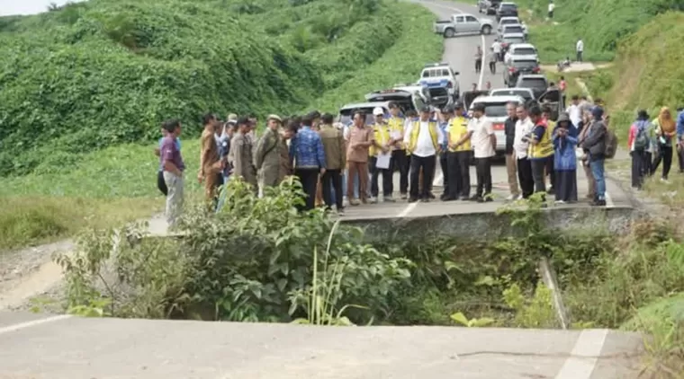 Jalan Putus yang Menghubungkan Solsel dan Dharmasraya Ditinjau Komisi V DPR RI